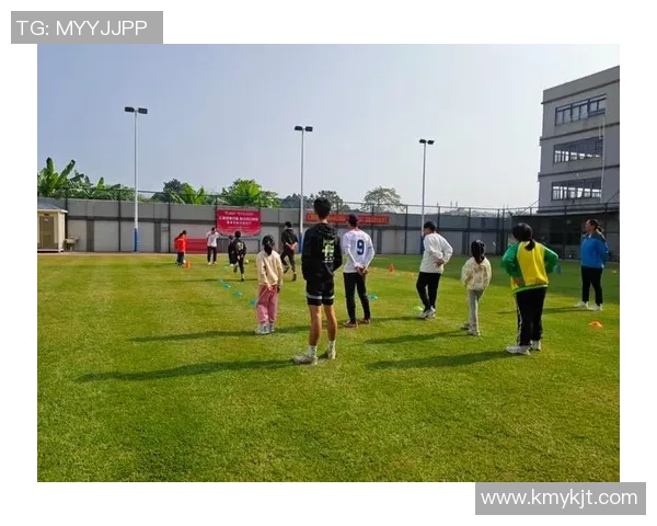 足球明星传递温暖爱心瞬间汇聚精彩图片分享